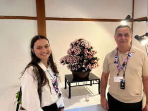 Aqui estou com minha amada filha, Larissa Lorraine, que me acompanhou como tradutora e teve a oportunidade de presenciar de perto esse momento tão especial.