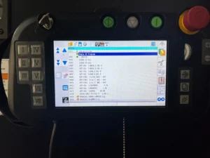 Falar de monitoramento de células em tempo real é falar de controle, previsibilidade e ganho de performance na fábrica. Na prática industrial, não basta ter máquinas modernas. O que realmente muda o jogo é enxergar o que acontece dentro da operação no exato momento em que cada etapa roda.Na Elite Soluções em Corte e Solda, percebemos isso com muita clareza nos projetos que acompanhamos. Quando a empresa passa a enxergar dados de produção, paradas, ritmo de trabalho, consumo e desvios no instante em que eles surgem, a tomada de decisão deixa de ser reativa.Esse é o centro da Indústria 4.0. Não se trata só de automação ou de sensores espalhados pela planta. O verdadeiro salto está na capacidade de transformar dados em ação rápida. É nesse ponto que o monitoramento de células em tempo real ganha valor estratégico.O que é monitoramento de células em tempo realO monitoramento de células em tempo real é o acompanhamento contínuo do desempenho das células produtivas por meio de sistemas integrados, sensores, interfaces de supervisão e coleta automática de dados.Quando falamos em célula, estamos tratando de um conjunto organizado de equipamentos, processos e operadores que executam uma etapa produtiva específica. Pode ser uma célula de corte, solda, montagem, dobra ou inspeção.Com esse monitoramento, a indústria consegue visualizar:Status de máquina em operação, setup ou parada.Tempo de ciclo real.Produtividade por turno.Índice de ociosidade.Falhas recorrentes.Gargalos entre etapas.Consumo de insumos.Desempenho por ordem de produção.Esse nível de visibilidade muda a rotina da gestão industrial. O problema deixa de ser descoberto horas depois e passa a ser tratado no momento em que surge.Por que a Indústria 4.0 exige esse nível de controleA Indústria 4.0 elevou o padrão de competitividade. Hoje, quem produz melhor não é só quem compra o melhor equipamento. É quem integra máquina, processo, software e gestão de forma inteligente.Uma linha com excelente capacidade técnica pode perder rentabilidade por detalhes que antes passavam despercebidos. Pequenas paradas, microinterrupções, retrabalho, atrasos em setup e falhas de comunicação entre setores corroem o resultado todos os dias.Nos projetos que realizamos na Elite Soluções em Corte e Solda, vemos com frequência empresas com bom parque fabril, mas com pouca leitura operacional. O gestor sabe quanto produziu no fim do dia, só que não sabe exatamente onde perdeu tempo ao longo do turno.O monitoramento de células em tempo real corrige esse ponto. Ele entrega leitura contínua da operação e permite decisões baseadas em fatos, não em percepção.Quais dados podem ser acompanhados em uma célula produtivaUma das maiores vantagens do monitoramento de células em tempo real está na profundidade dos indicadores. A empresa deixa de trabalhar com dados genéricos e passa a analisar a célula com muito mais precisão.Entre os indicadores mais relevantes, vale destacar:DisponibilidadeMostra o tempo real em que a célula ficou apta para produzir. Aqui entram paradas técnicas, setup, manutenção e espera por material.PerformanceMede se a célula está rodando no ritmo esperado. Uma máquina ligada nem sempre está produzindo no desempenho ideal.QualidadeAponta perdas por refugo, retrabalho e desvios de processo. Esse indicador tem impacto direto na margem industrial.Tempo de cicloPermite comparar o ciclo planejado com o ciclo real. Essa leitura ajuda a detectar lentidão, variação excessiva e instabilidade operacional.Eventos de paradaIdentifica o motivo, duração e frequência das interrupções. Isso abre caminho para ações corretivas muito mais objetivas.RastreabilidadeRegistra o que foi feito, quando foi feito e em qual condição foi feito. Para muitos segmentos industriais, isso já virou requisito de competitividade.Benefícios práticos do monitoramento de células em tempo realQuando bem implantado, o monitoramento de células em tempo real não serve só para gerar dashboards bonitos. Ele gera retorno operacional.Os benefícios mais visíveis costumam aparecer em pouco tempo:Redução de paradas não planejadas.Aumento da produtividade por turno.Melhoria no balanceamento da produção.Mais agilidade na resposta da supervisão.Redução de desperdícios.Leitura real do OEE.Maior previsibilidade de entrega.Apoio à manutenção preventiva e preditiva.Na prática, o gestor passa a enxergar o que antes ficava escondido dentro da rotina, que é muito valioso em células de corte e solda, onde tempo improdutivo, desvio de parâmetro e fila entre processos pesam bastante no resultado final.Na experiência da Elite Soluções em Corte e Solda, o ganho não vem apenas do dado disponível. O ganho vem da disciplina que esse dado cria. Quando a operação passa a ser medida em tempo real, a cultura da fábrica muda.Como funciona a aplicação no chão de fábricaA implantação do monitoramento de células em tempo real pode variar de acordo com o porte da indústria, o nível de automação existente e o objetivo do projeto.Em linhas gerais, a estrutura pode envolver:Coleta de dadosOs dados podem vir de CLPs, sensores, IHMs, controladores, sistemas supervisórios ou apontamentos digitais feitos pelo operador.IntegraçãoOs dados coletados são enviados para um sistema central, que consolida as informações e organiza a leitura por célula, linha, turno ou ordem de produção.VisualizaçãoA equipe acompanha a produção por meio de painéis, dashboards, torres de sinalização, telas no chão de fábrica ou relatórios gerenciais.Ação imediataQuando ocorre uma anomalia, o sistema pode gerar alerta em tempo real, acelerando a atuação da manutenção, da supervisão e do PCP.Esse fluxo encurta a distância entre evento e resposta. Em um ambiente industrial competitivo, esse tempo faz muita diferença.Monitoramento de células em tempo real em corte e soldaNo universo de corte e solda, o monitoramento tem peso ainda maior. São operações que exigem repetibilidade, estabilidade de processo e controle rigoroso de tempo.Em uma célula de corte, por exemplo, o sistema pode acompanhar tempo de máquina ativa, espera de chapa, fila de programação, paradas por ajuste e tempo de troca.Em uma célula de solda, o controle pode envolver sequência de produção, tempo de arco aberto, ociosidade, falhas, consumo e ritmo por operador ou equipamento.Na Elite Soluções em Corte e Solda, enxergamos esse tipo de monitoramento como uma ponte entre engenharia e resultado. Ele ajuda a validar processos, corrigir gargalos e sustentar o crescimento com mais segurança.O impacto na gestão e na competitividadeO monitoramento de células em tempo real fortalece toda a cadeia de decisão industrial. O operador entende melhor sua performance. A supervisão reage mais rápido. A manutenção atua com mais contexto. A diretoria passa a enxergar indicadores confiáveis.Esse cenário favorece:Redução de custo por peça.Melhor uso da capacidade instalada.Mais confiança no planejamento.Melhoria contínua baseada em evidência.Maior competitividade comercial.Não se trata apenas de acompanhar números. Trata-se de criar uma fábrica mais inteligente, conectada e preparada para crescer com consistência.ConclusãoA Indústria 4.0 pede visibilidade total da operação. Sem isso, a empresa segue produzindo no escuro em pontos críticos do processo. O monitoramento de células em tempo real entra justamente para corrigir essa lacuna e transformar dados operacionais em decisão rápida.Na Elite Soluções em Corte e Solda, acreditamos que a tecnologia industrial precisa gerar controle real no chão de fábrica. Quando o monitoramento é bem estruturado, a empresa ganha leitura, velocidade e capacidade de evoluir com base no que realmente acontece na produção.ndústria 4.0: Monitoramento de células em tempo real